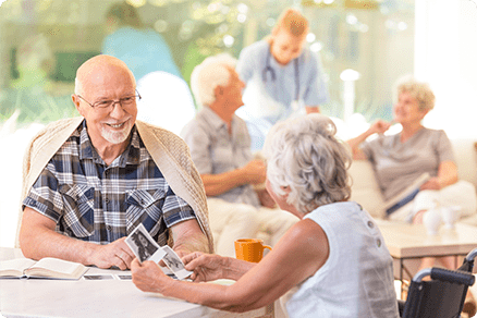 Pflegeheim Senioren tauschen Fotos aus